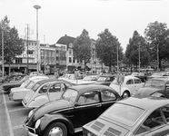 850452 Afbeelding van geparkeerde auto's op het Vredenburg te Utrecht, uit het noordwesten; op de achtergrond links ...